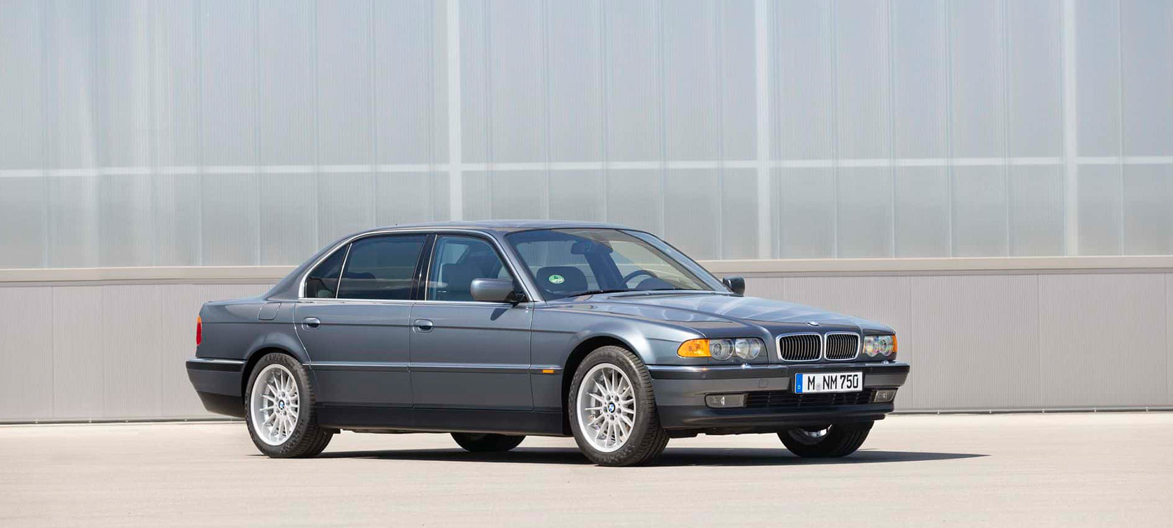 نسل سوم BMW با کد اتاق E38
